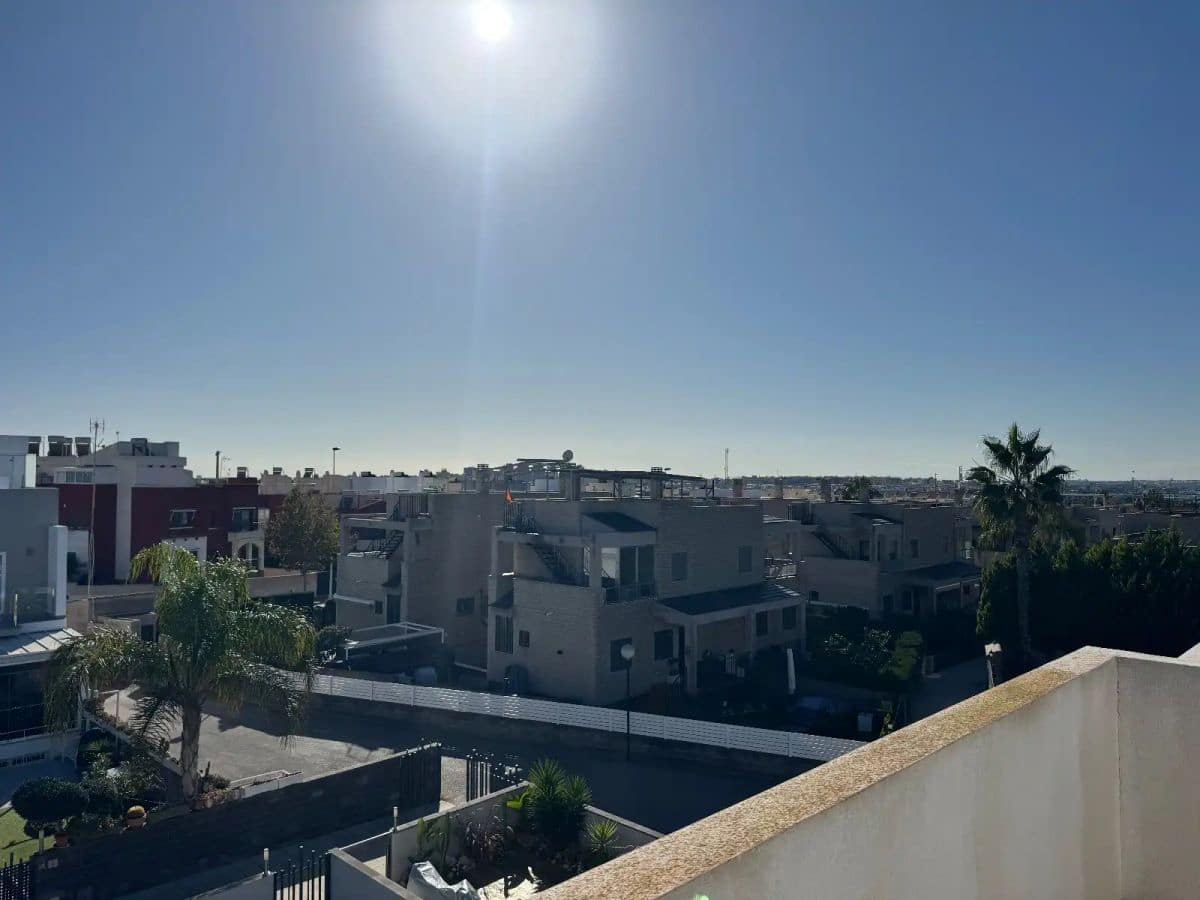 2 soveværelse Byhus til salg i Torrevieja med swimmingpool garage - € 319.000 (Ref: 9913813)
