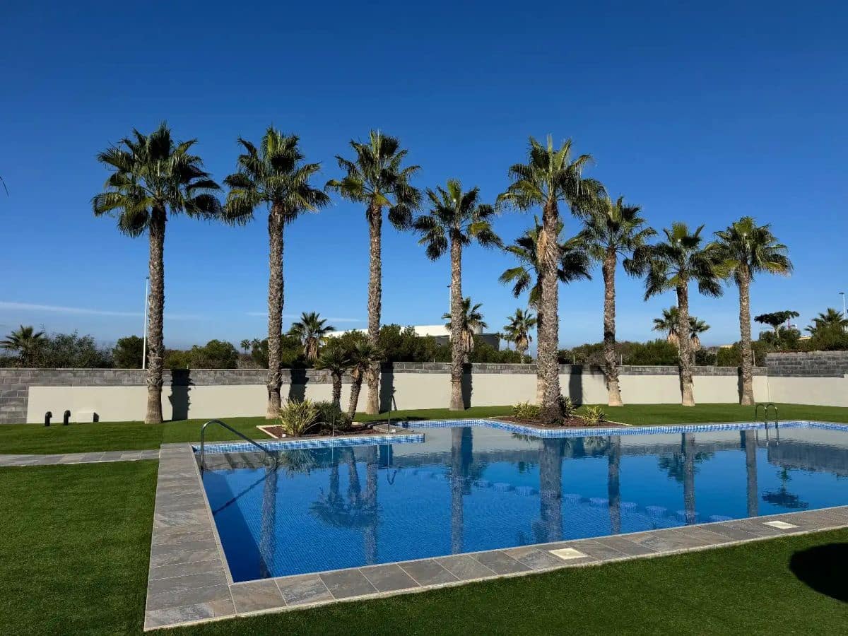 2 soveværelse Byhus til salg i Torrevieja med swimmingpool garage - € 319.000 (Ref: 9913813)