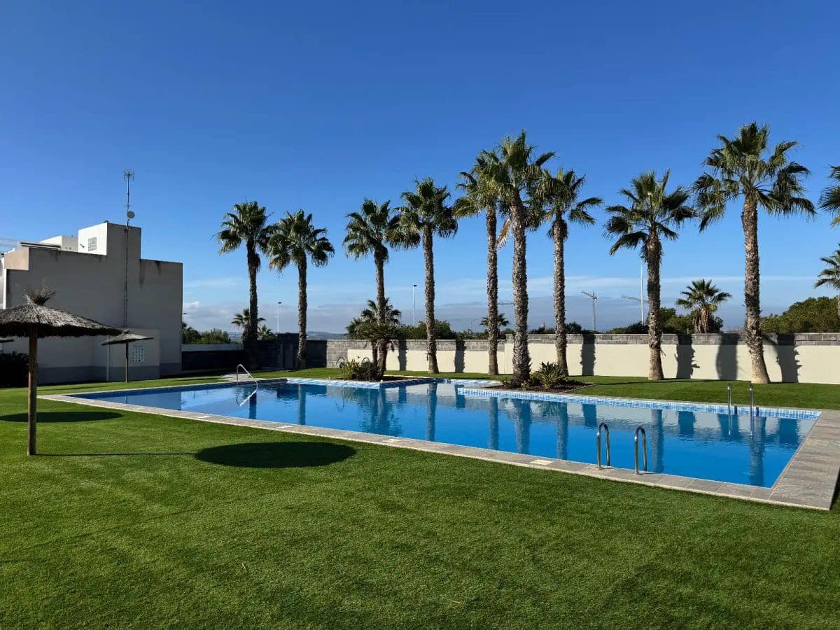 2 soveværelse Byhus til salg i Torrevieja med swimmingpool garage - € 319.000 (Ref: 9913813)