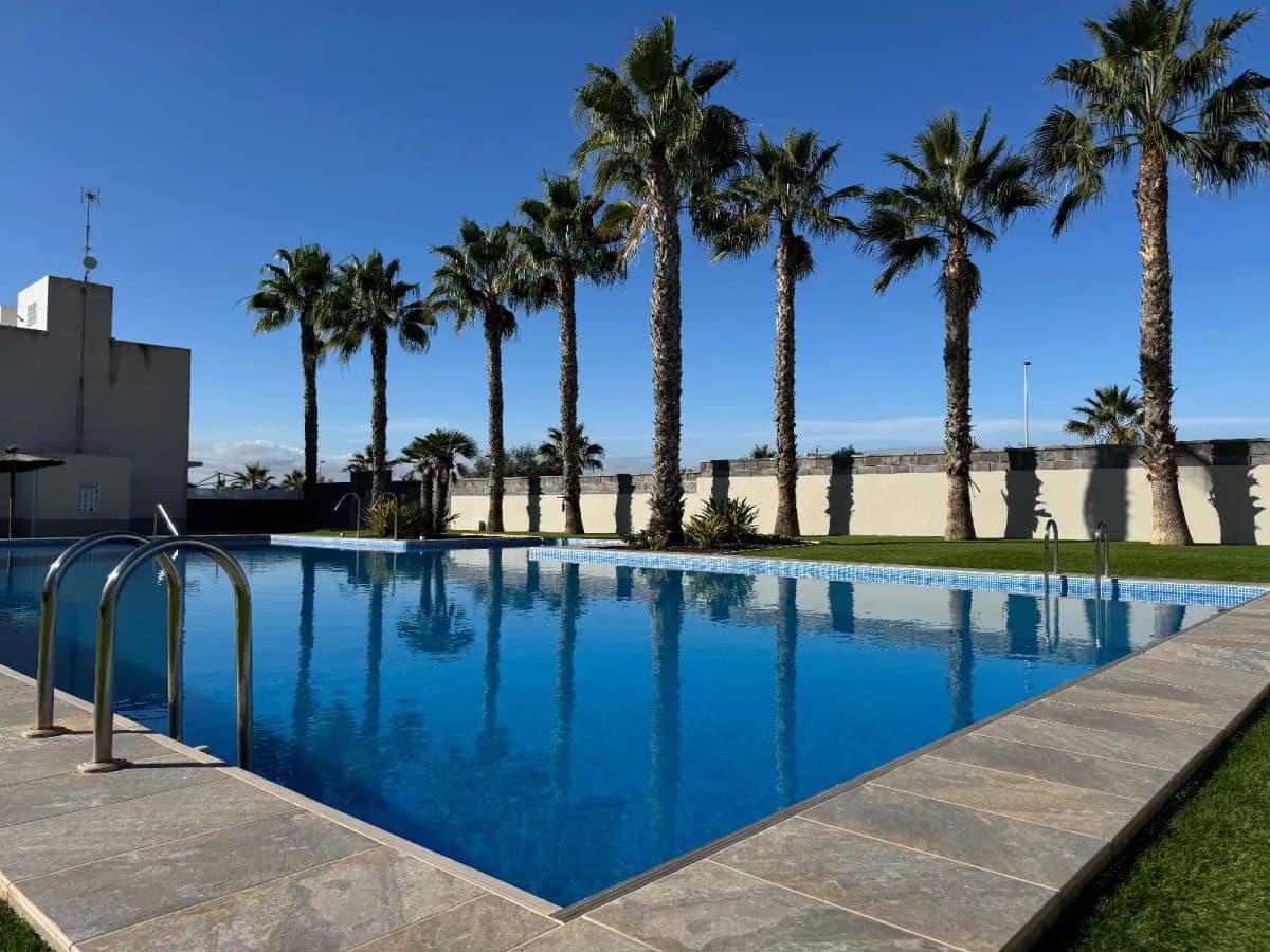 2 soveværelse Byhus til salg i Torrevieja med swimmingpool garage - € 319.000 (Ref: 9913813)