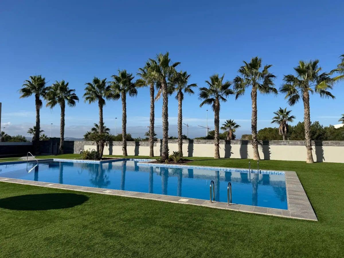 2 soveværelse Byhus til salg i Torrevieja med swimmingpool garage - € 319.000 (Ref: 9913813)