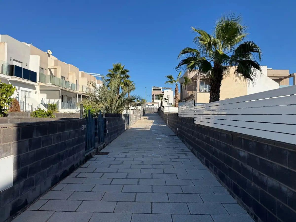 2 soveværelse Byhus til salg i Torrevieja med swimmingpool garage - € 319.000 (Ref: 9913813)