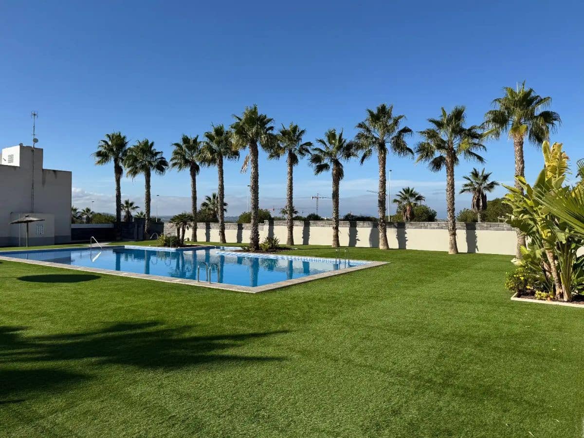 2 soveværelse Byhus til salg i Torrevieja med swimmingpool garage - € 319.000 (Ref: 9913813)