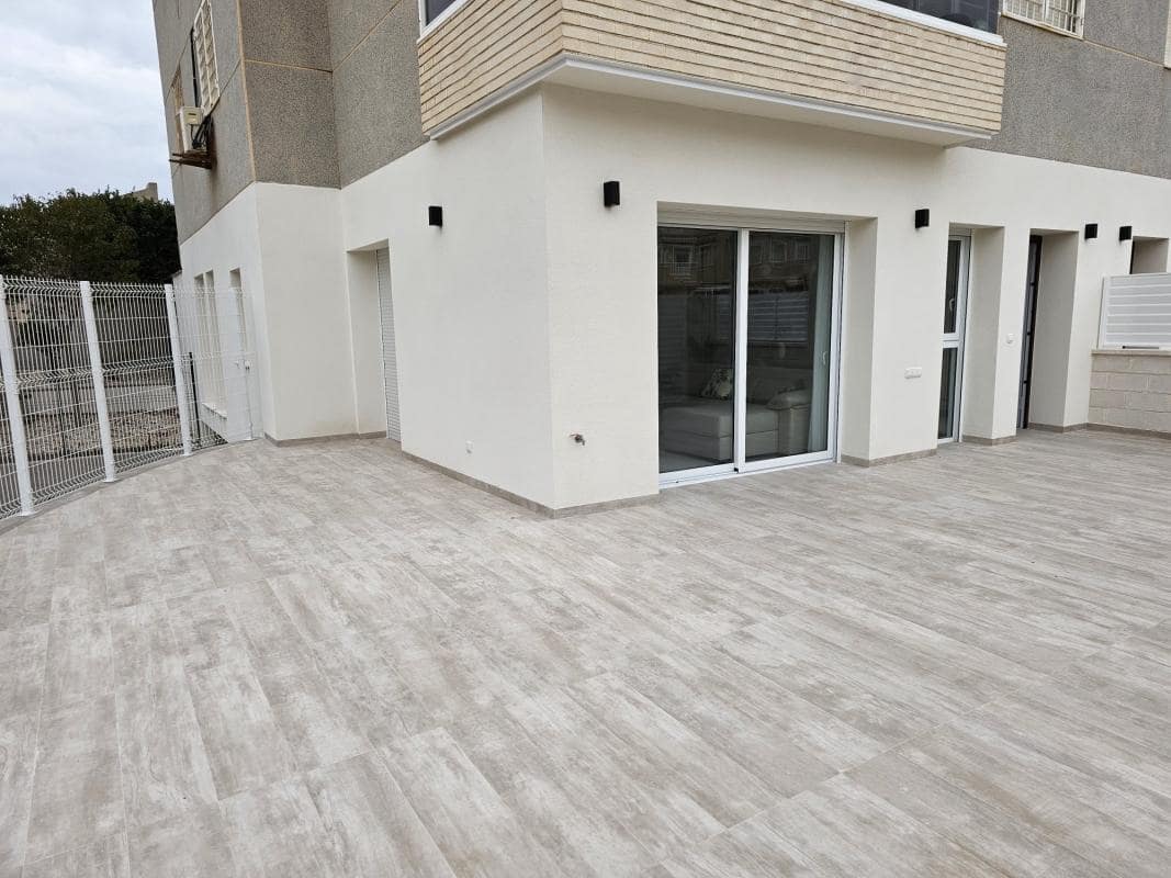 3 soverom Leilighet til salgs i Torrevieja med svømmebasseng garasje - € 300 000 (Ref: 9913963)