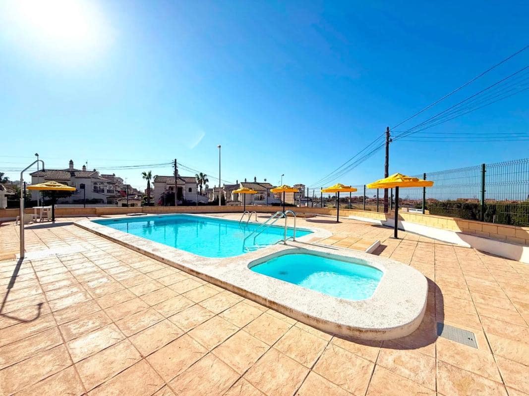 2 Zimmer Villa zu verkaufen in Torrevieja mit Pool - 199.900 € (Ref: 9917294)