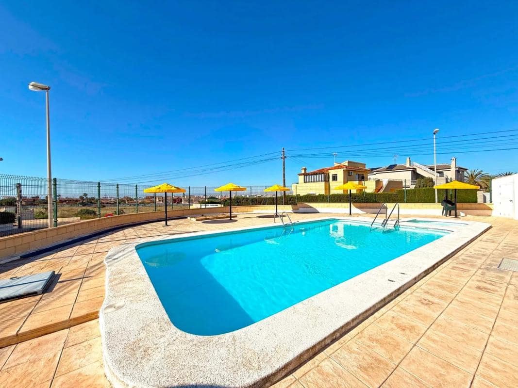 2 Zimmer Villa zu verkaufen in Torrevieja mit Pool - 199.900 € (Ref: 9917294)