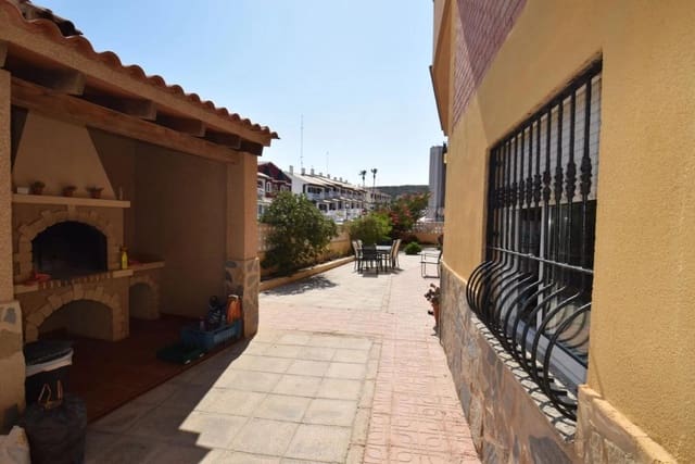 7 bedroom Villa for sale in Guardamar Playa, Guardamar del Segura - € 750,000 (Ref: 9917300)