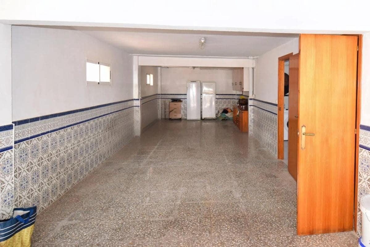 7 bedroom Villa for sale in Guardamar del Segura - € 750,000 (Ref: 9917300)