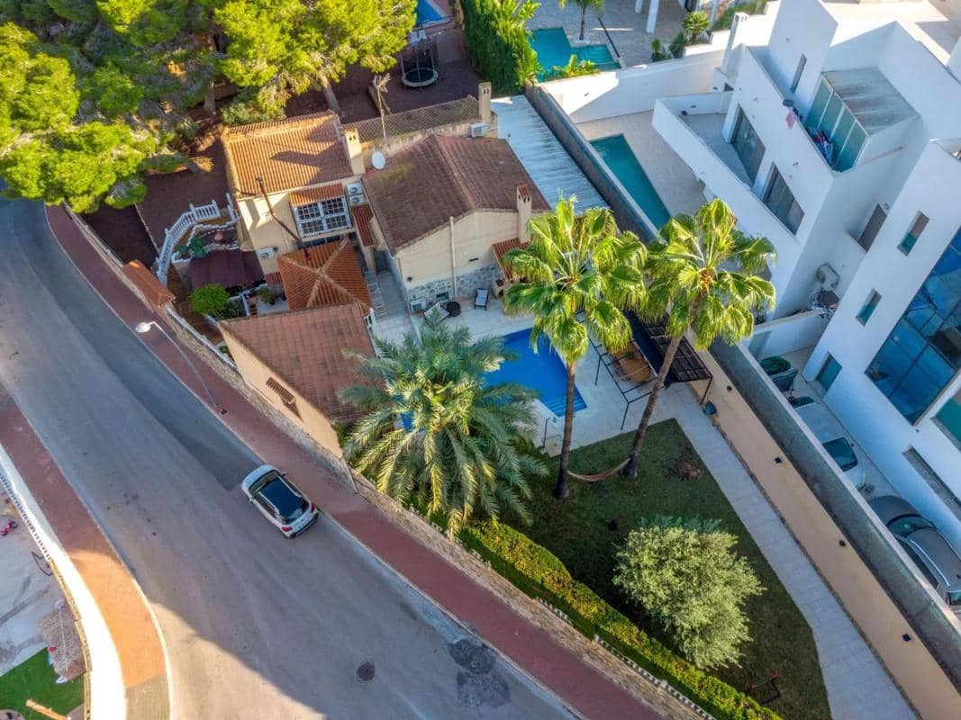 3 slaapkamer Villa te koop in Torrevieja met zwembad - € 490.000 (Ref: 9917307)