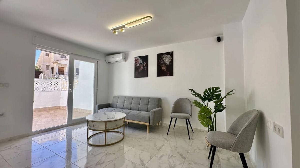 3 makuuhuone Omakotitalo myytävänä paikassa Torrevieja mukana uima-altaan - 229 000 € (Ref: 9917314)