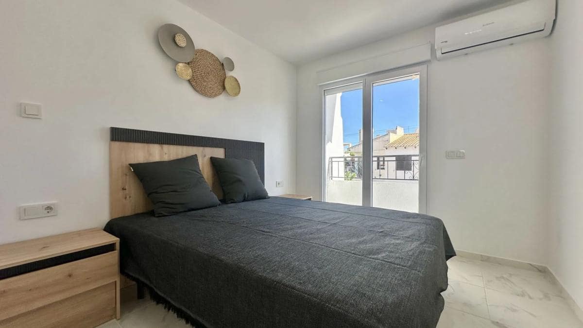 3 makuuhuone Omakotitalo myytävänä paikassa Torrevieja mukana uima-altaan - 229 000 € (Ref: 9917314)