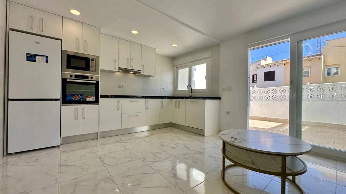 3 makuuhuone Omakotitalo myytävänä paikassa Torrevieja mukana uima-altaan - 229 000 € (Ref: 9917314)