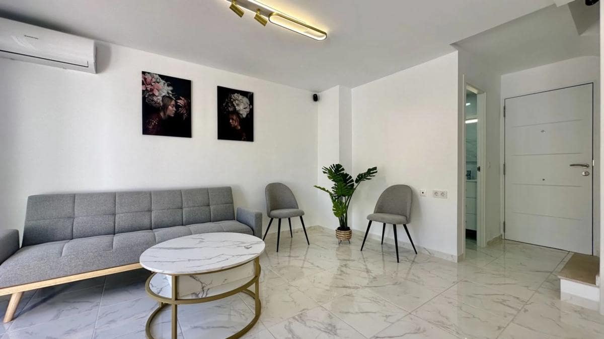 3 makuuhuone Omakotitalo myytävänä paikassa Torrevieja mukana uima-altaan - 229 000 € (Ref: 9917314)