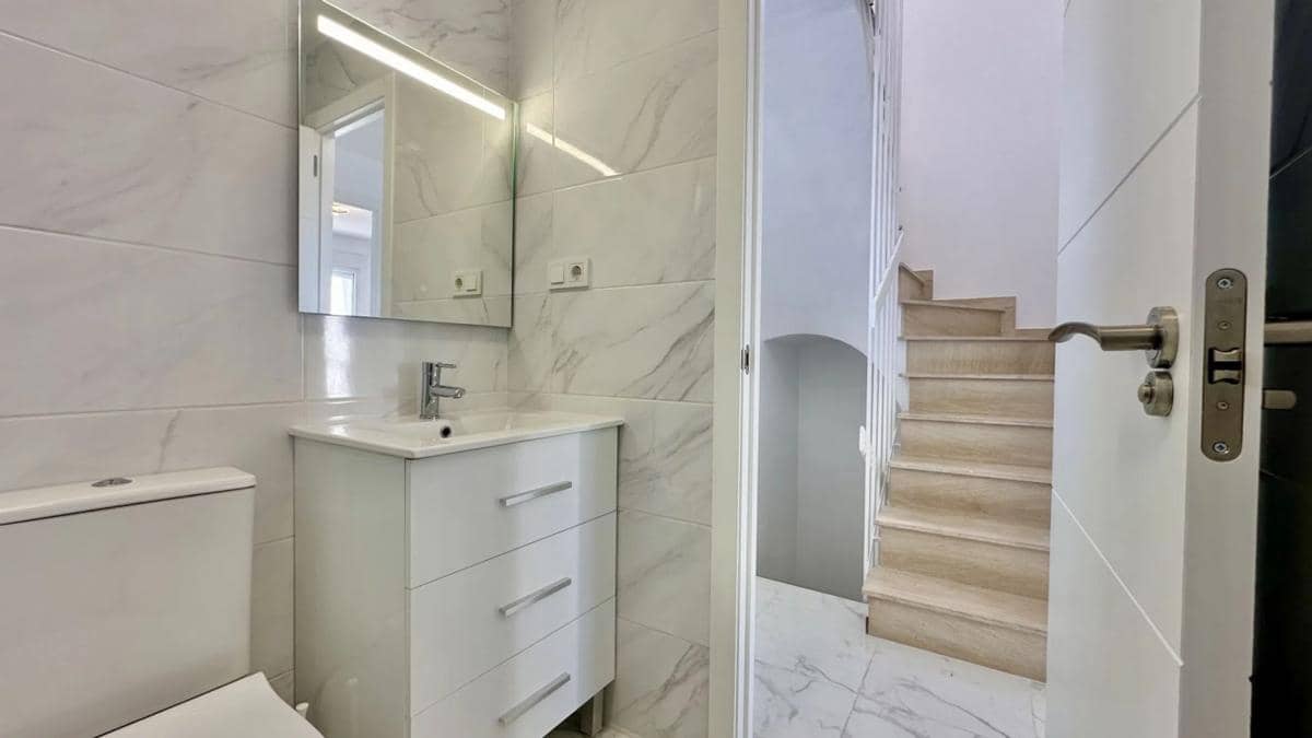 3 makuuhuone Omakotitalo myytävänä paikassa Torrevieja mukana uima-altaan - 229 000 € (Ref: 9917314)