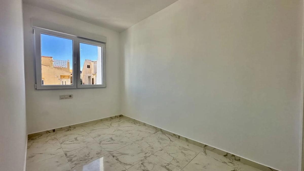 3 makuuhuone Omakotitalo myytävänä paikassa Torrevieja mukana uima-altaan - 229 000 € (Ref: 9917314)