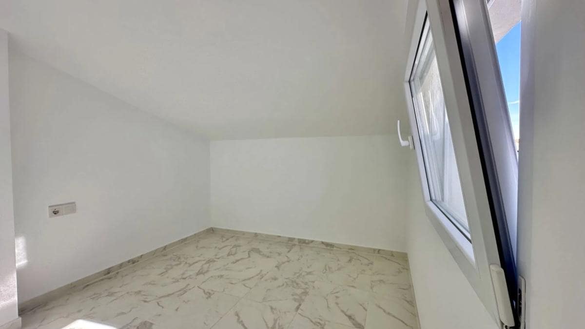 3 makuuhuone Omakotitalo myytävänä paikassa Torrevieja mukana uima-altaan - 229 000 € (Ref: 9917314)