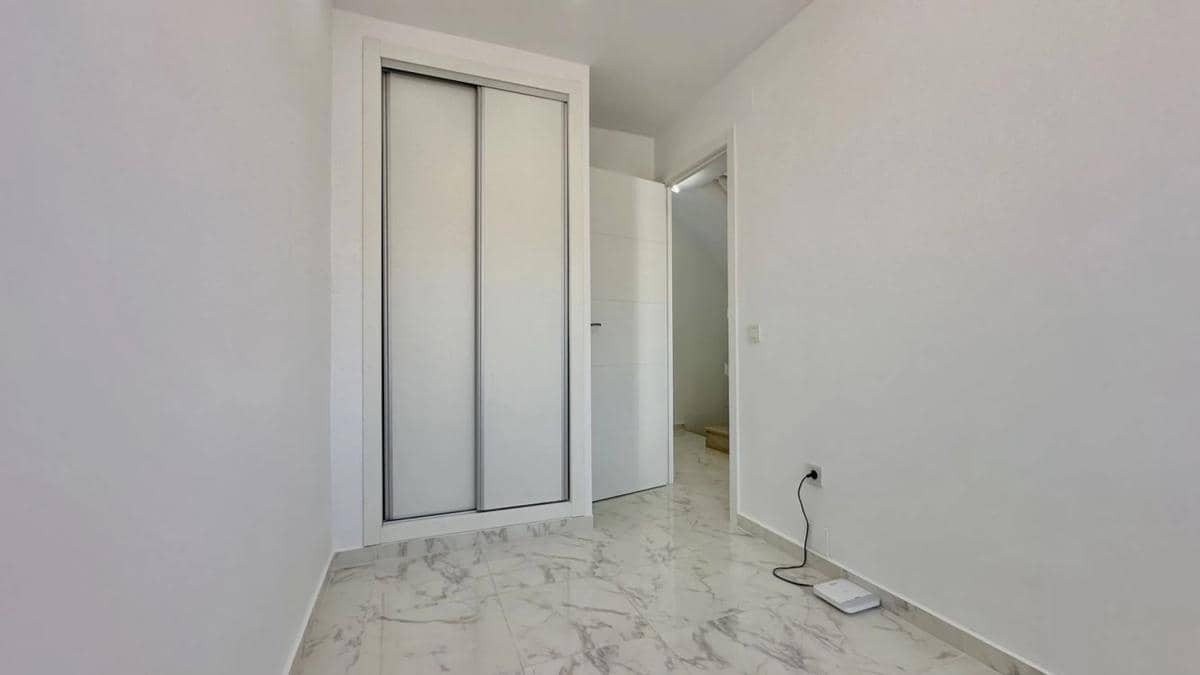 3 makuuhuone Omakotitalo myytävänä paikassa Torrevieja mukana uima-altaan - 229 000 € (Ref: 9917314)