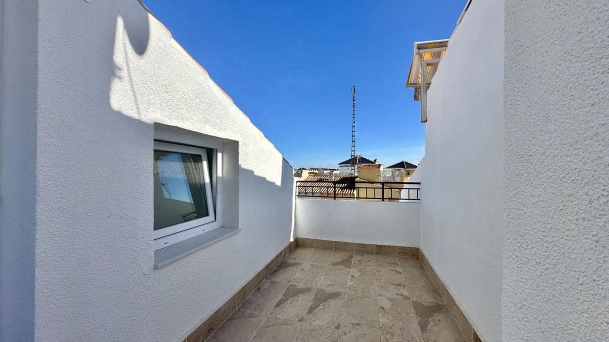 3 makuuhuone Omakotitalo myytävänä paikassa Torrevieja mukana uima-altaan - 229 000 € (Ref: 9917314)