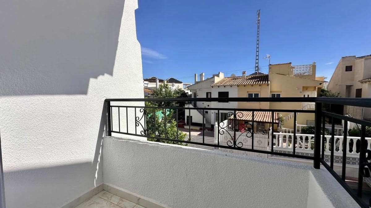3 makuuhuone Omakotitalo myytävänä paikassa Torrevieja mukana uima-altaan - 229 000 € (Ref: 9917314)