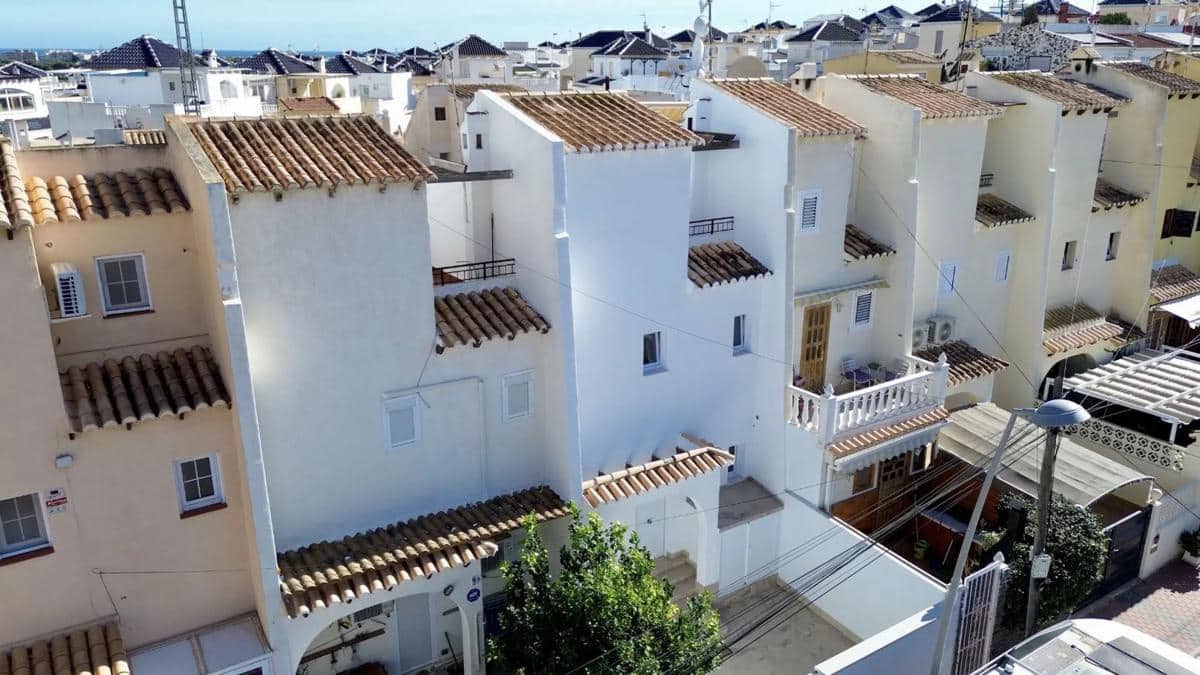 3 makuuhuone Omakotitalo myytävänä paikassa Torrevieja mukana uima-altaan - 229 000 € (Ref: 9917314)