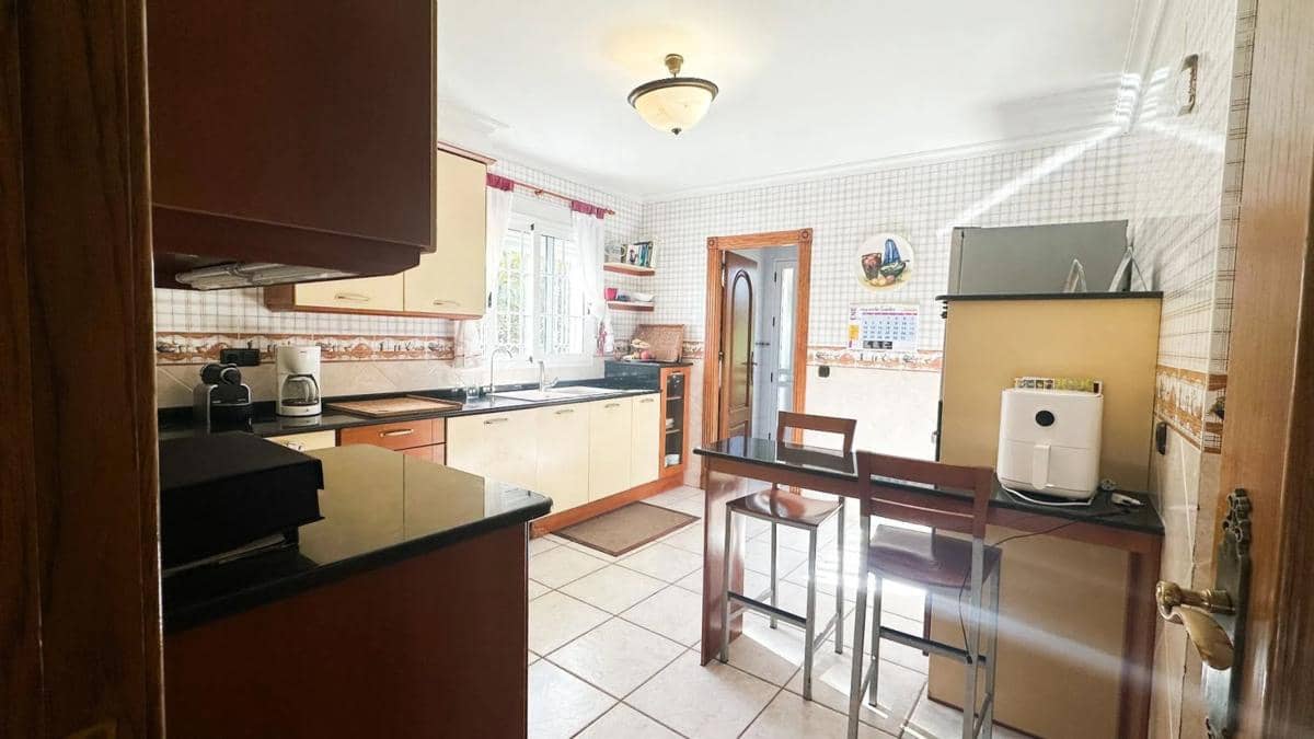 6 makuuhuone Huvila myytävänä paikassa Torrevieja mukana uima-altaan - 950 000 € (Ref: 9917327)