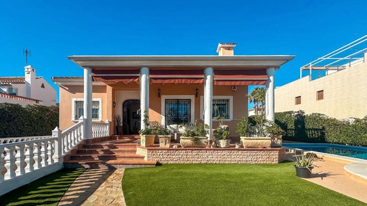 6 makuuhuone Huvila myytävänä paikassa Torrevieja mukana uima-altaan - 950 000 € (Ref: 9917327)