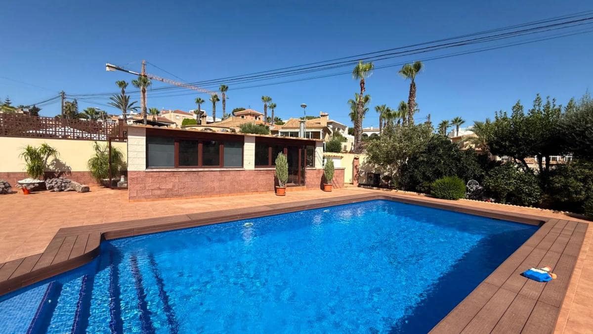 7 bedroom Villa for sale in Torrevieja - € 930,000 (Ref: 9917330)