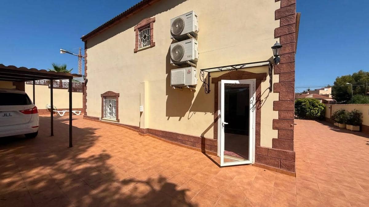 7 bedroom Villa for sale in Torrevieja - € 930,000 (Ref: 9917330)