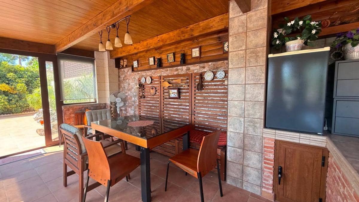 7 bedroom Villa for sale in Torrevieja - € 930,000 (Ref: 9917330)