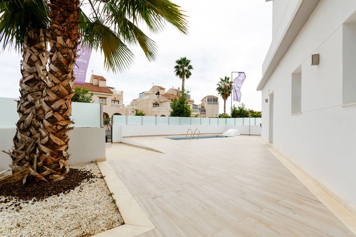 3 bedroom Villa for sale in Torrevieja with pool - € 424,000 (Ref: 9918137)