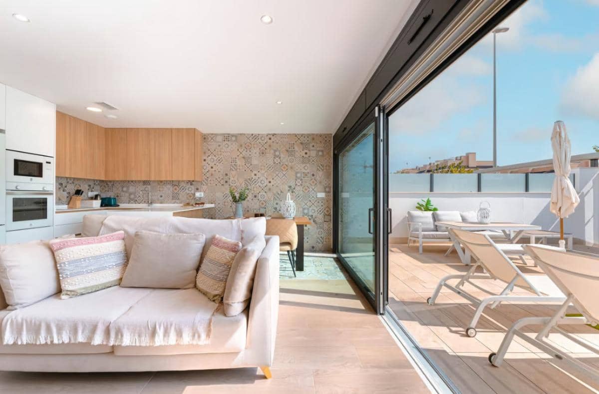 Casa de 3 habitaciones en Pilar de la Horadada en venta con piscina - 425.000 € (Ref: 9918160)