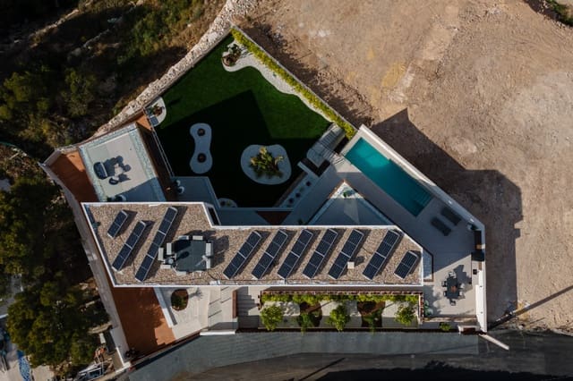 5 bedroom Villa for sale in Urbanizaciones, Benidorm with pool - € 2,825,000 (Ref: 9918182)