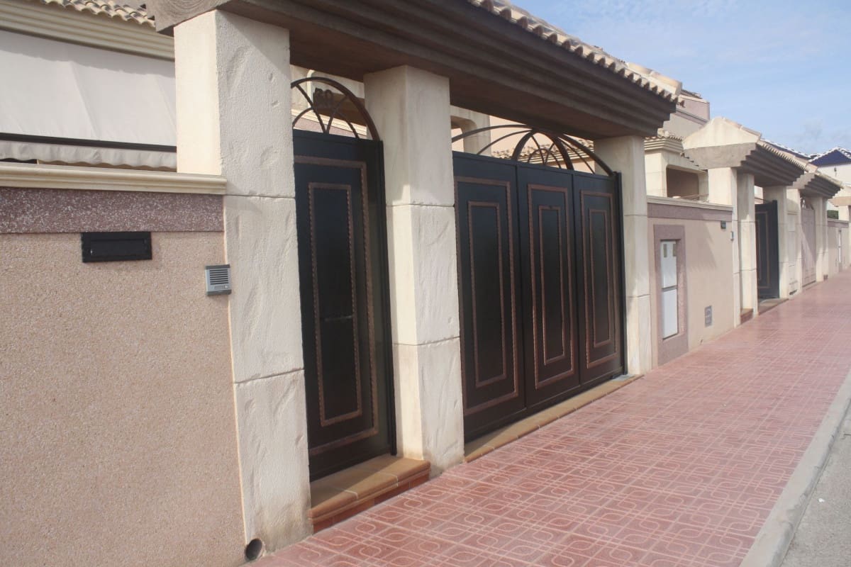 2 bedroom Townhouse for sale in Torrevieja with pool garage - € 330,000 (Ref: 9918211)