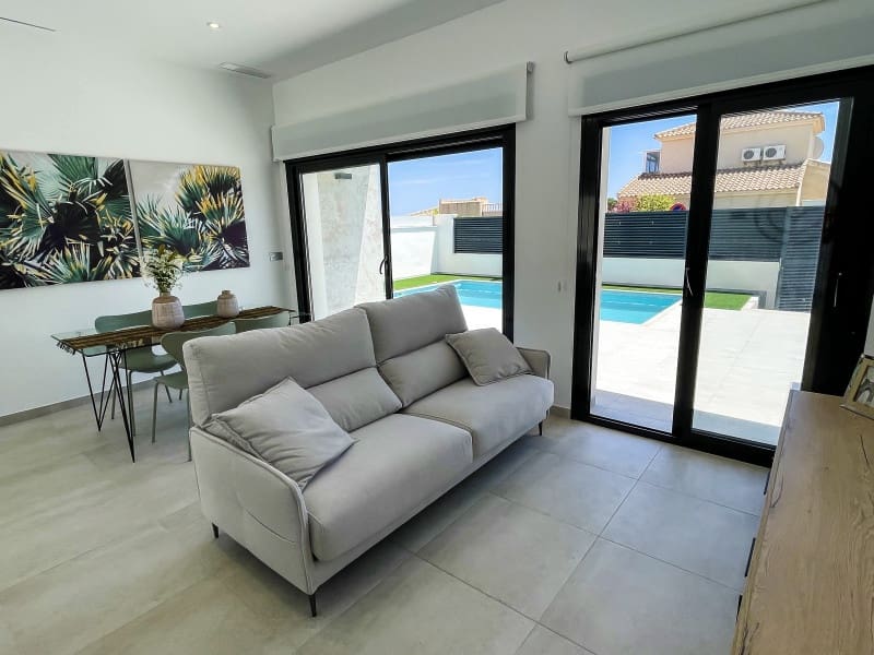 3 bedroom Villa for sale in Pilar de la Horadada with pool - € 422,500 (Ref: 9918246)