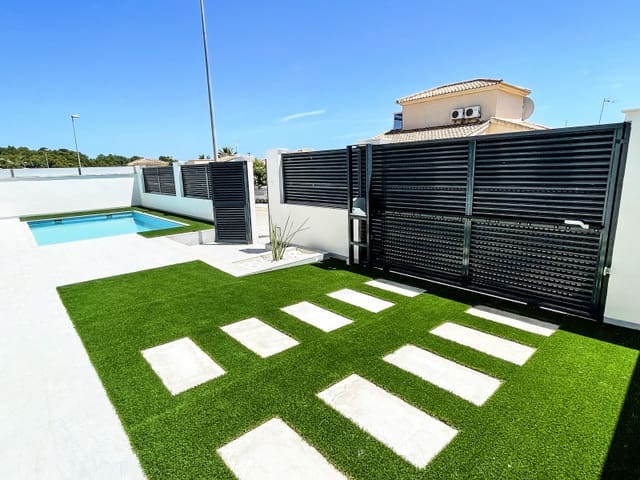 3 bedroom Villa for sale in Pinar de Campoverde, Pilar de la Horadada with pool - € 422,500 (Ref: 9918246)