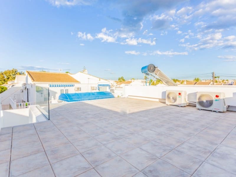 3 makuuhuone Huvila myytävänä paikassa Torrevieja mukana uima-altaan - 700 000 € (Ref: 9918247)