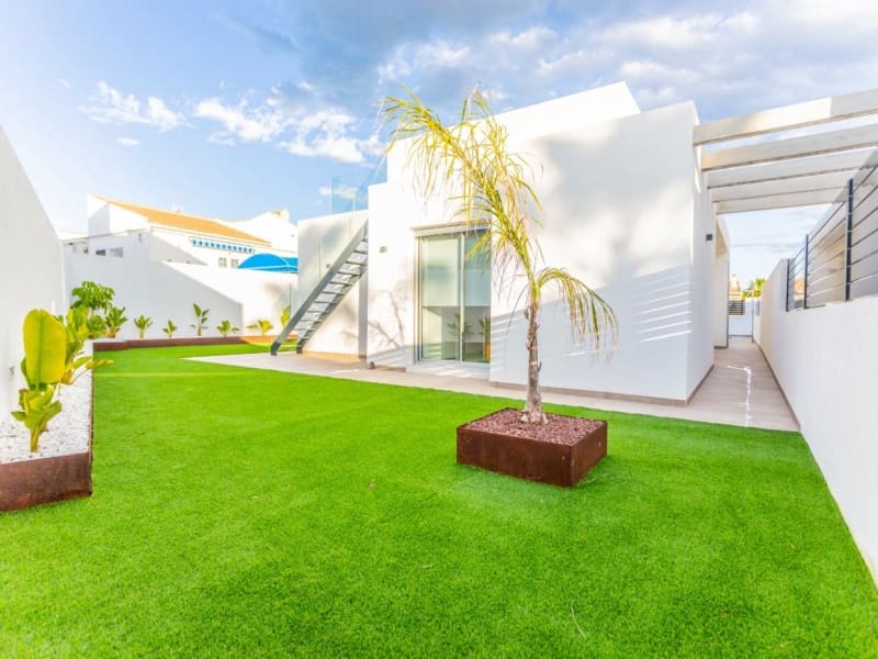 3 makuuhuone Huvila myytävänä paikassa Torrevieja mukana uima-altaan - 700 000 € (Ref: 9918247)