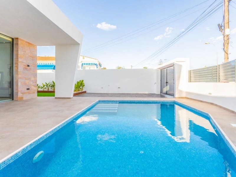 3 makuuhuone Huvila myytävänä paikassa Torrevieja mukana uima-altaan - 700 000 € (Ref: 9918247)