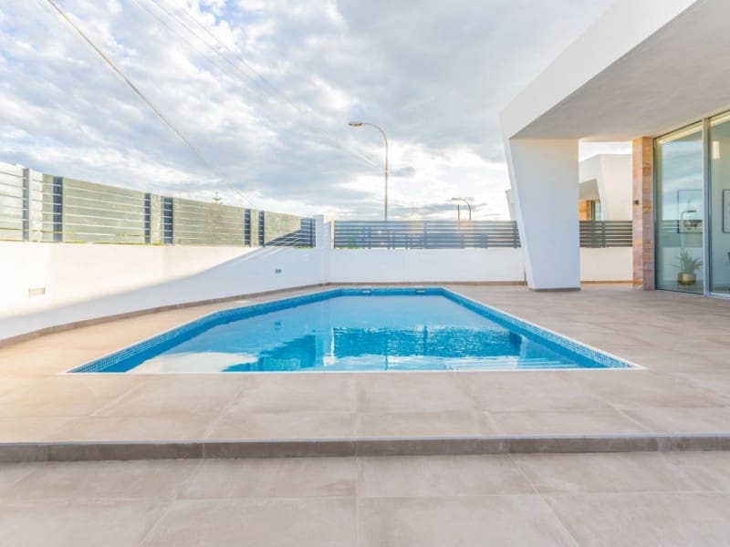 3 makuuhuone Huvila myytävänä paikassa Torrevieja mukana uima-altaan - 700 000 € (Ref: 9918247)