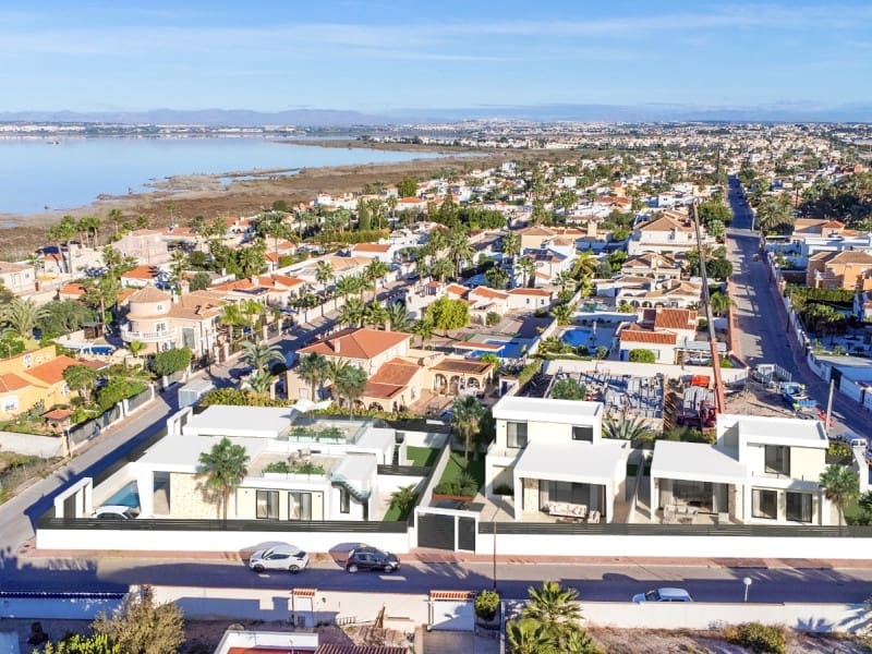 3 makuuhuone Huvila myytävänä paikassa Torrevieja mukana uima-altaan - 700 000 € (Ref: 9918247)