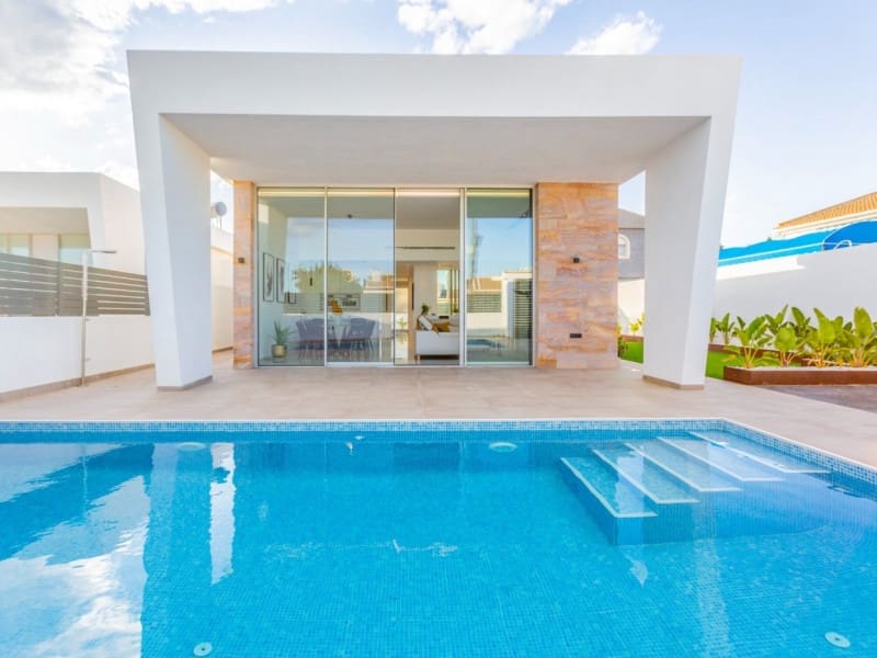 3 makuuhuone Huvila myytävänä paikassa Torrevieja mukana uima-altaan - 700 000 € (Ref: 9918247)
