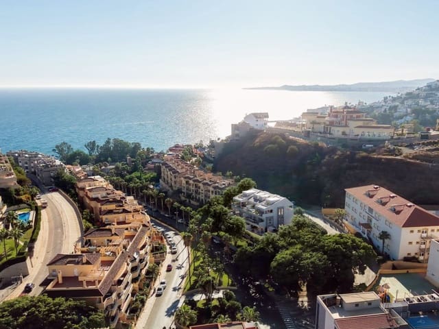 3 bedroom Apartment for sale in Zona Centro Comercial Torrequebrada, Benalmádena with pool garage - € 680,000 (Ref: 9918256)
