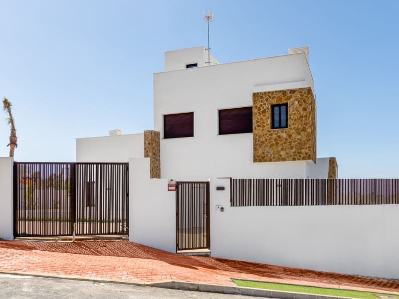 Chalet de 3 habitaciones en Finestrat en venta con piscina - 635.000 € (Ref: 9918266)