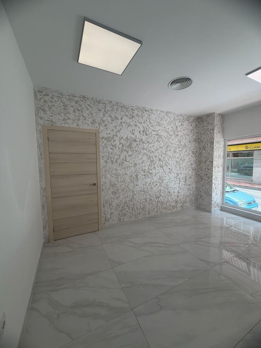 Comercial para venda em Torrevieja - 280 000 € (Ref: 9918360)