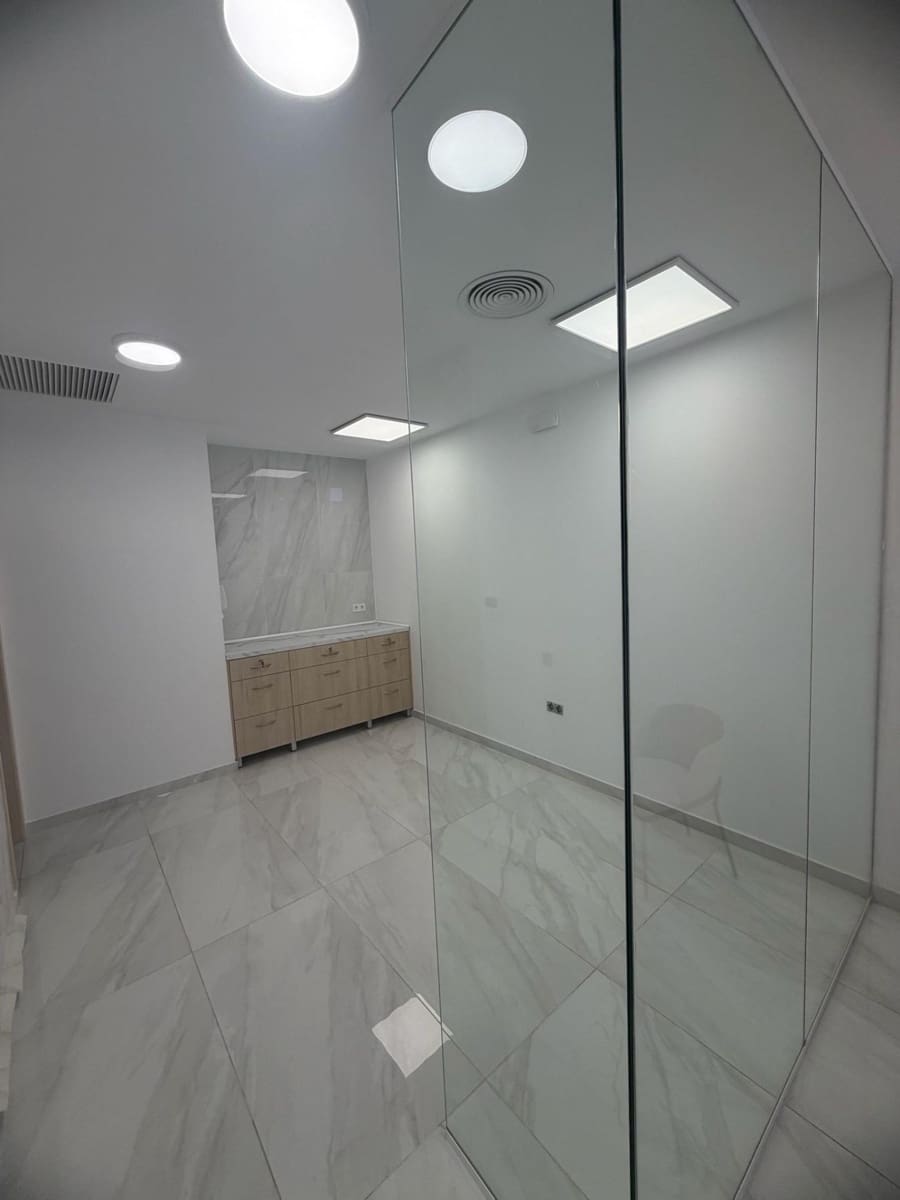 Comercial para venda em Torrevieja - 280 000 € (Ref: 9918360)