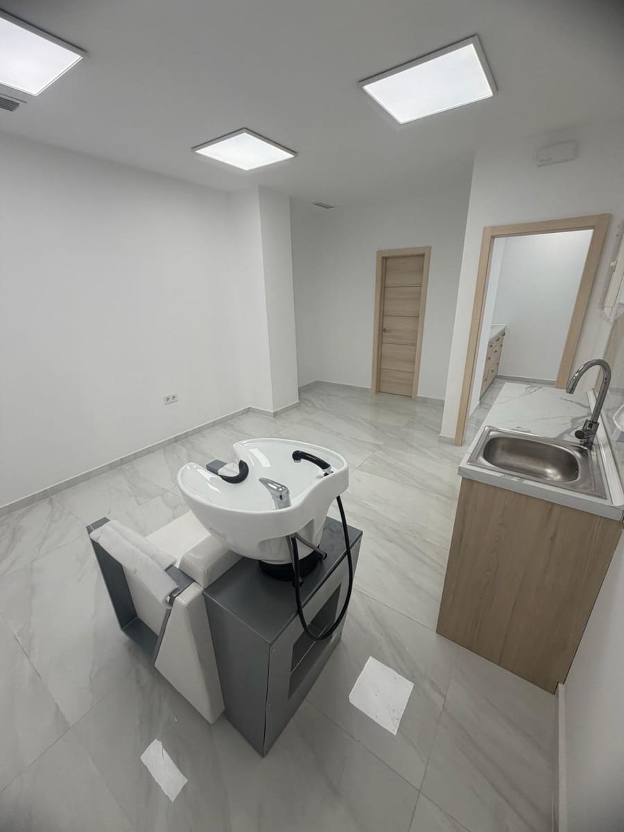 Comercial para venda em Torrevieja - 280 000 € (Ref: 9918360)