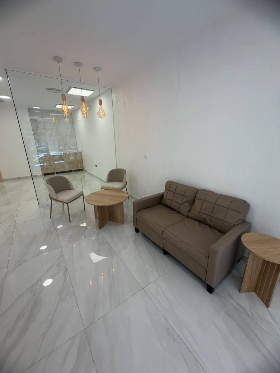 Comercial para venda em Torrevieja - 280 000 € (Ref: 9918360)
