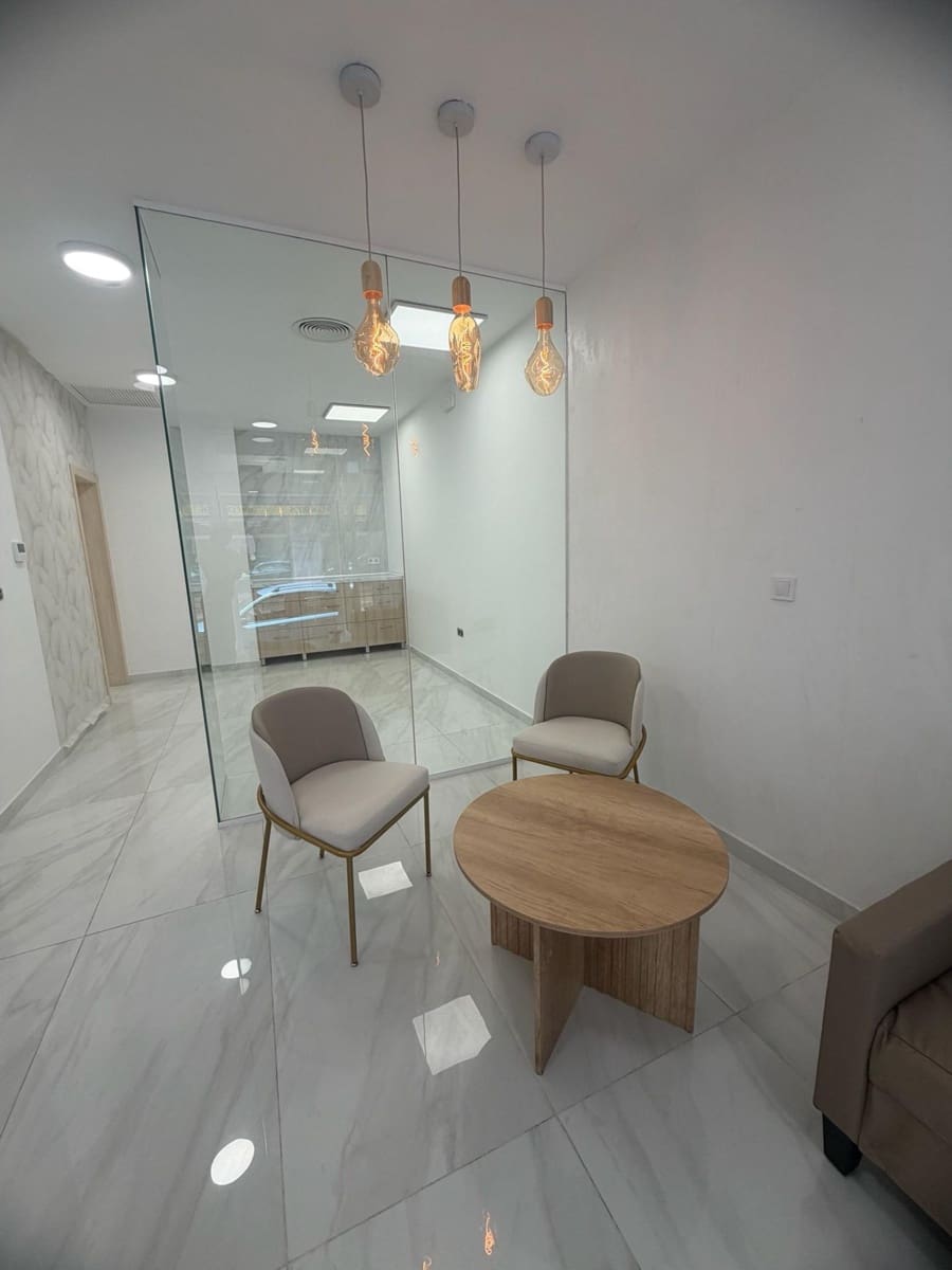 Comercial para venda em Torrevieja - 280 000 € (Ref: 9918360)