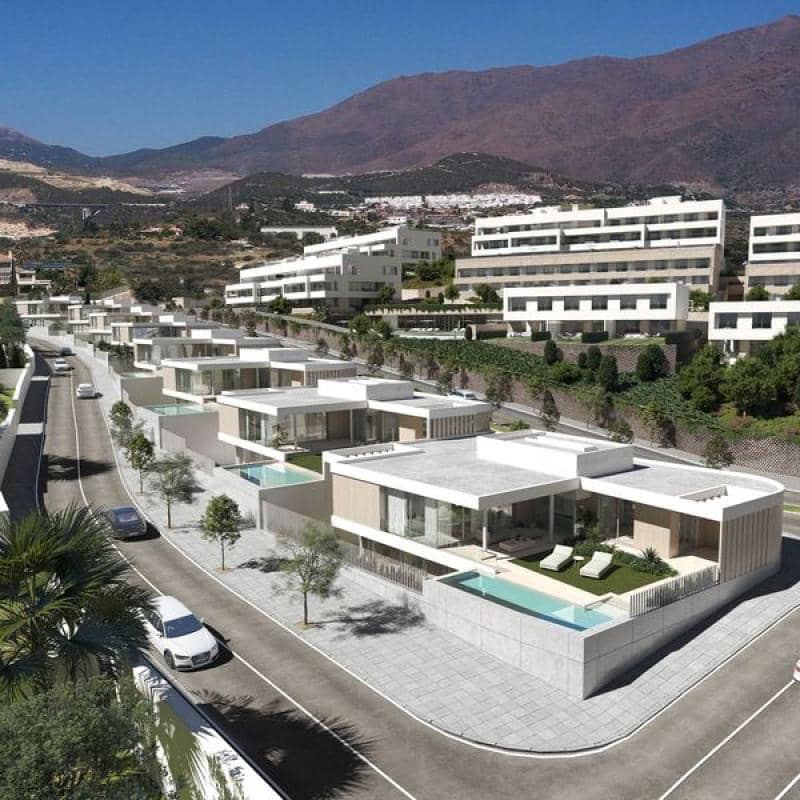 4 bedroom Villa for sale in Estepona with pool garage - € 1,625,000 (Ref: 9918470)