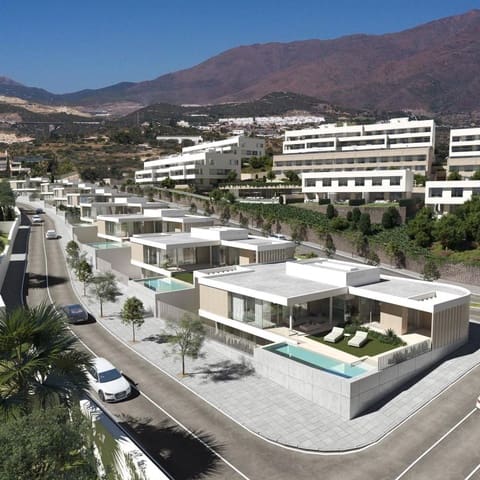 4 bedroom Villa for sale in Guadalobón, Estepona with pool garage - € 1,625,000 (Ref: 9918470)